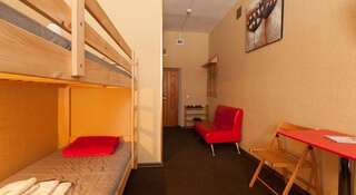 Гостиница Хостел Хабаровск B&B Хабаровск Кровать в общей спальне с 4 кроватями и отдельной ванной комнатой-2