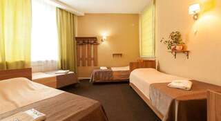 Гостиница Хостел Хабаровск B&B Хабаровск Кровать в общем номере с 4 кроватями и общей ванной комнатой-1