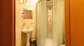 Гостиница Хостел Хабаровск B&B Хабаровск Двухместный номер с 1 кроватью и собственной ванной комнатой-3