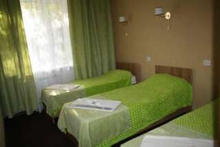 Гостиница Хостел Хабаровск B&B Хабаровск Кровать в трехместном номере с общей ванной комнатой-3