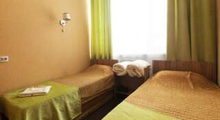 Гостиница Хостел Хабаровск B&B Хабаровск Односпальная кровать в общем номере для мужчин и женщин с 2 кроватями и общей ванной комнатой-1
